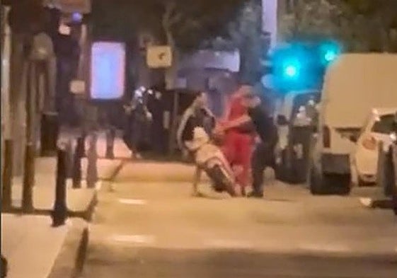 Imagen de los tres jóvenes que supuestamente robaron la moto.