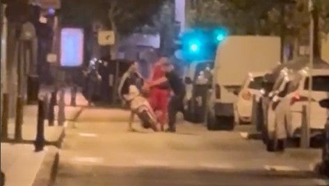 Imagen de los tres jóvenes que supuestamente robaron la moto.