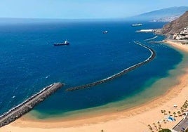 Imagen aérea de la playa de las Teresitas en Tenerife.