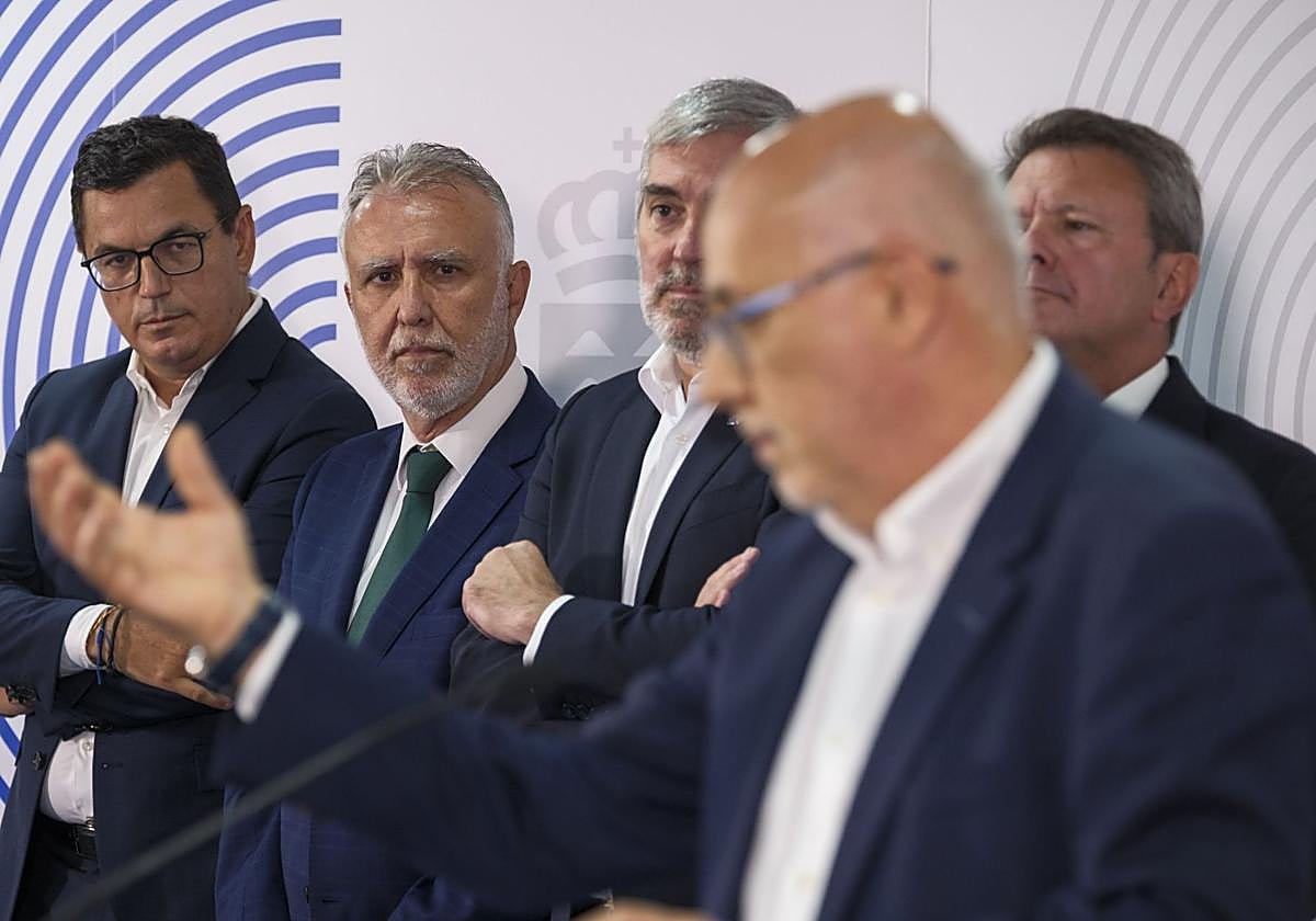 El presidente de Canarias, Fernando Clavijo; el ministro de Política Territorial, Ángel Víctor Torres, y el presidente del Cabildo, Antonio Morales en la firma de un acuerdo para la construcción de una línea ferroviaria en Gran Canaria.