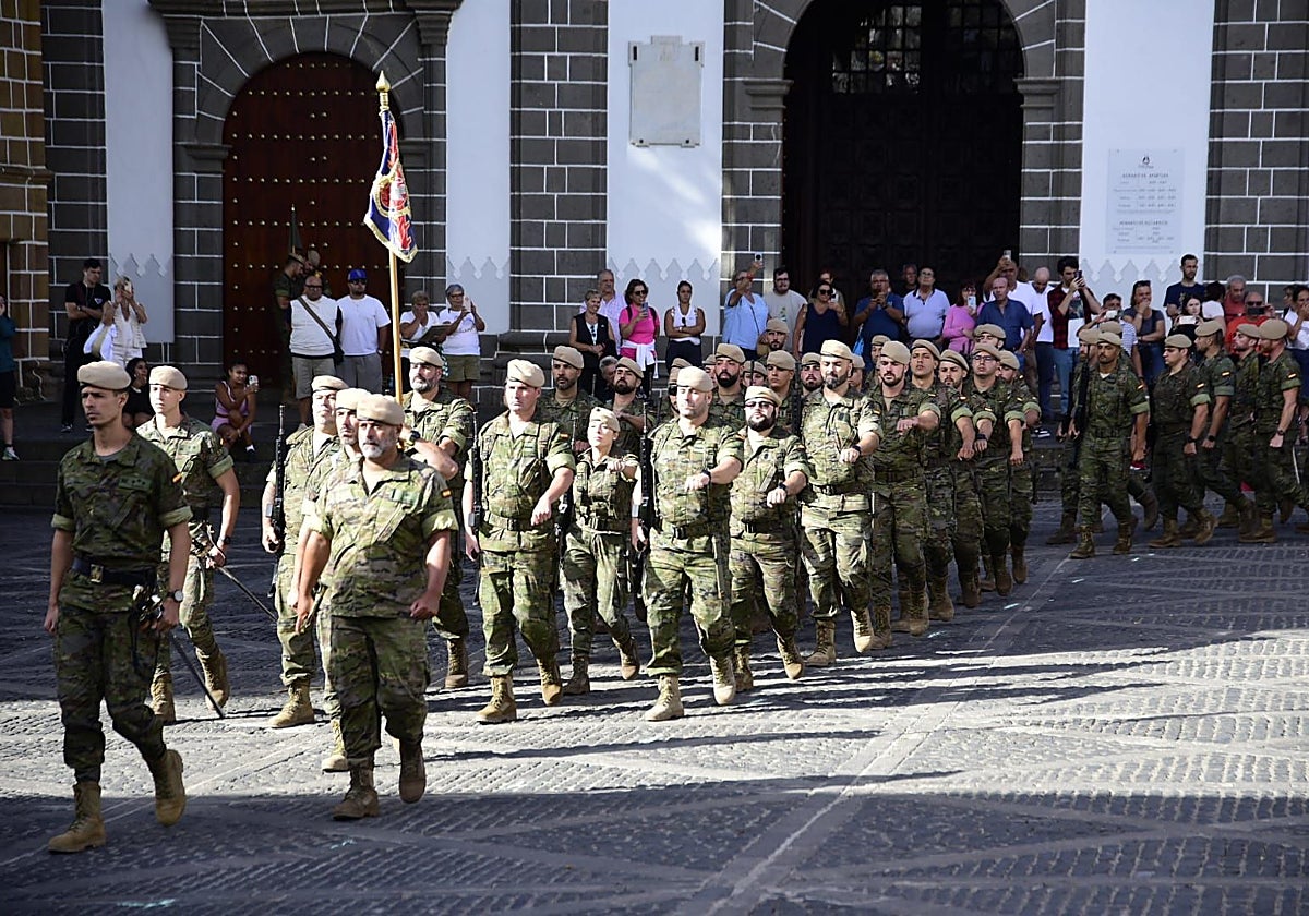 El Ejército de Tierra ensaya el desfile que protagonizará en Teror