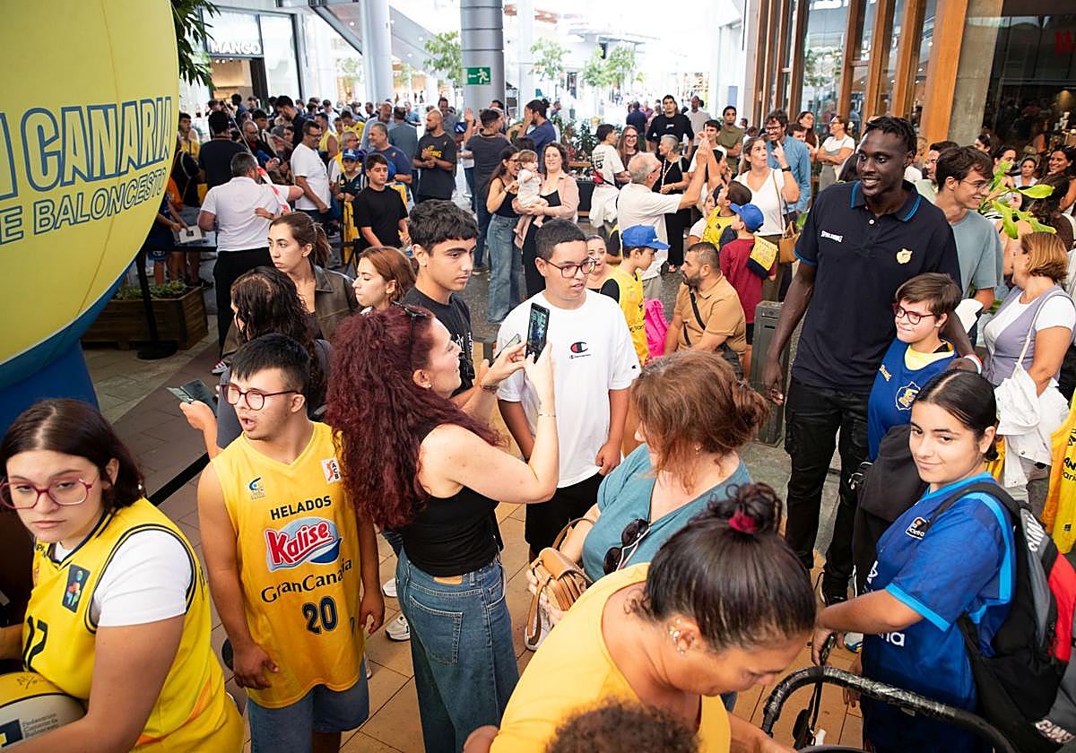 Los aficionados agasajaron a los jugadores del Granca en la presentación oficial celebrada en Alisios el pasado martes.