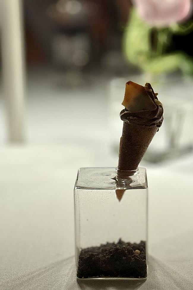 Uno de los postres: Xoco-Almendra en La Aquarela