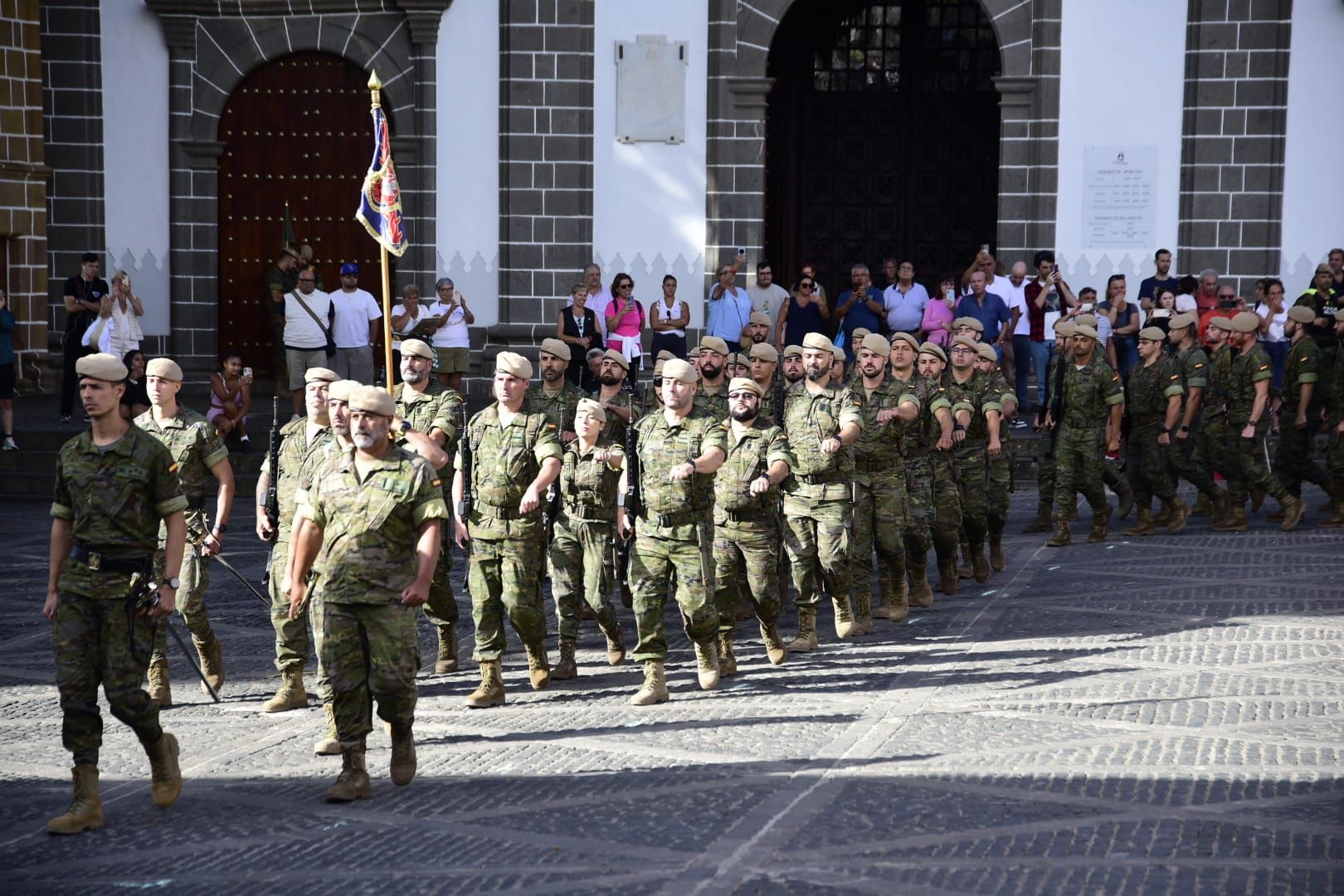 Ensayo del desfile militar del Día del Pino en Teror.