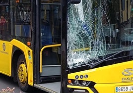 Imagen de la guagua tras el atropello.