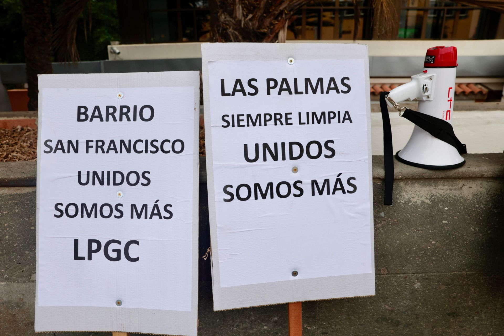 Los vecinos de Las Torres protestan frente a las oficinas municipales