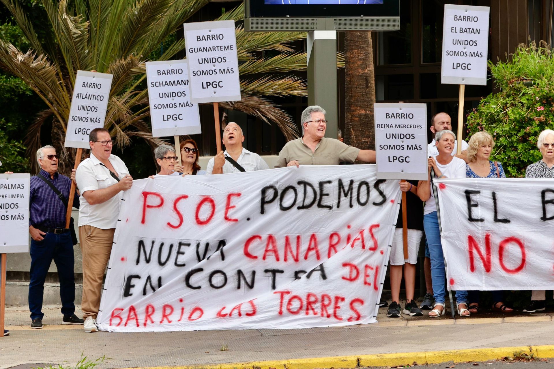 Los vecinos de Las Torres protestan frente a las oficinas municipales