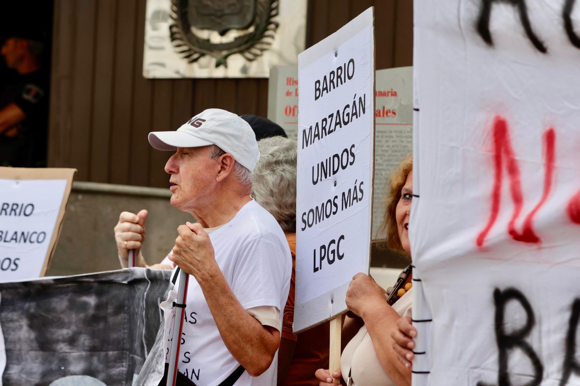 Los vecinos de Las Torres protestan frente a las oficinas municipales