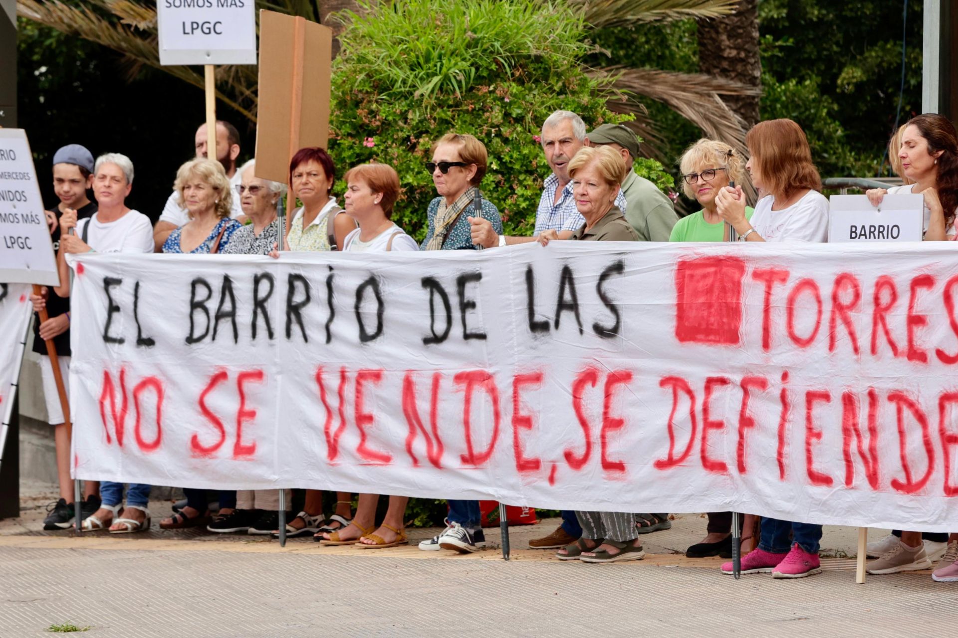 Los vecinos de Las Torres protestan frente a las oficinas municipales