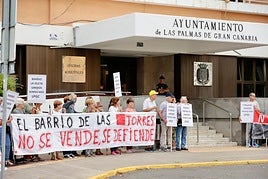 Vecinos de Las Torres protestan ante el Ayuntamiento de Las Palmas