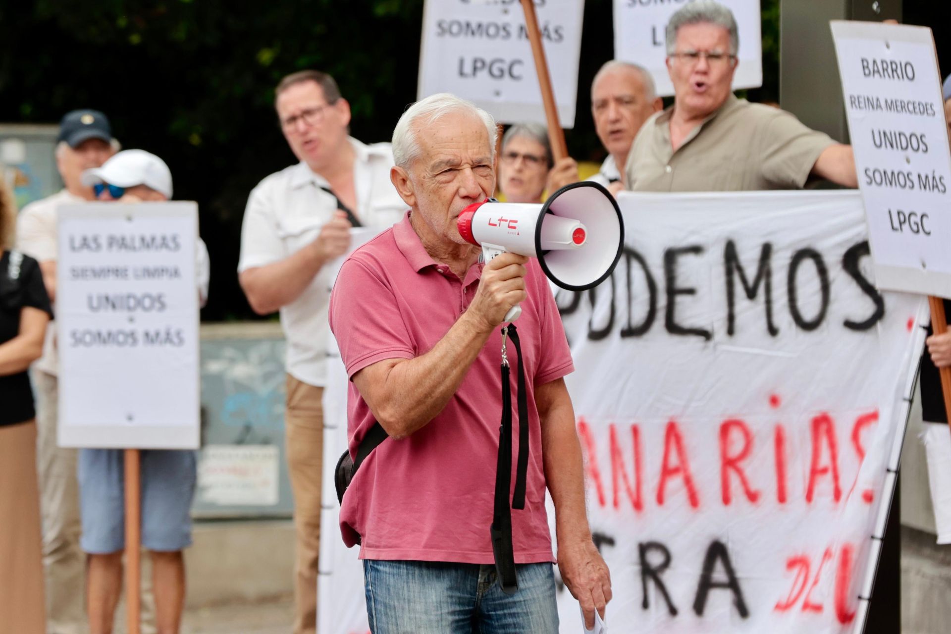 Los vecinos de Las Torres protestan frente a las oficinas municipales