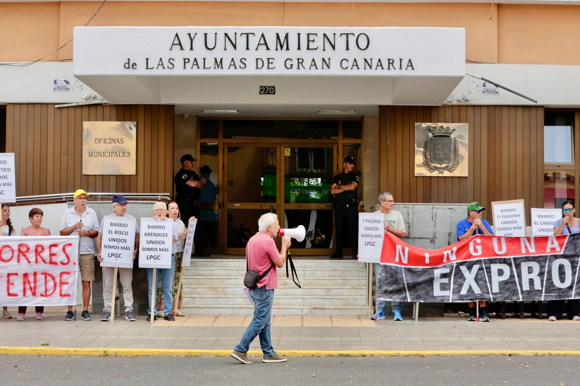 Los vecinos de Las Torres protestan frente a las oficinas municipales