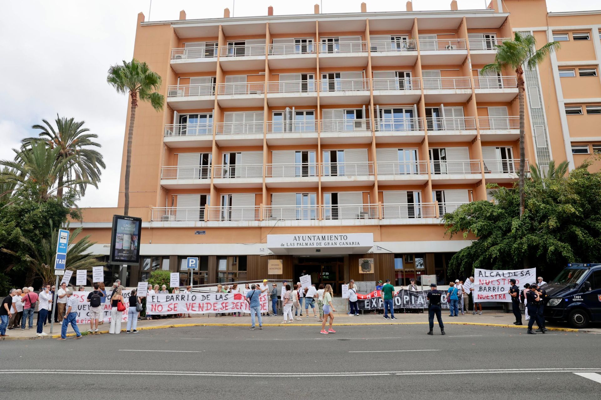 Los vecinos de Las Torres protestan frente a las oficinas municipales