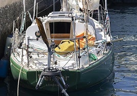En la imagen, el velero 'Kehaar' del joven desaparecido amarrado en el puerto de Arguineguín.