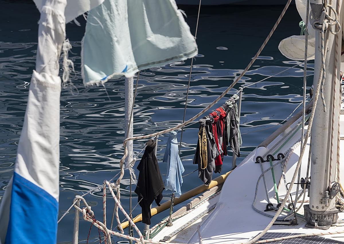 Imagen secundaria 1 - Hallan al sur de Gran Canaria abandonado y a la deriva el velero de un británico desaparecido