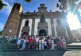 Foto de familia de los 52 niños y niñas verseadores de la romería-ofrenda del Pino.