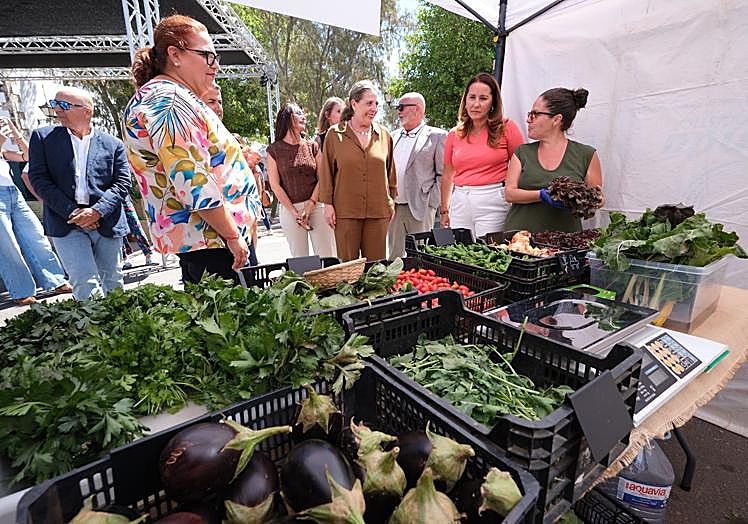 Autoridades en la visita a la feria.