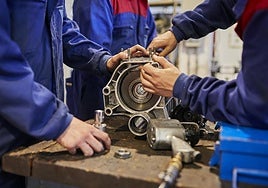 Alumnos de un ciclo de mecánica de FP.