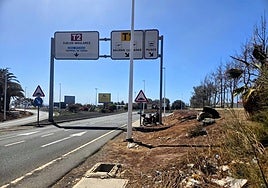 Espacio del aeropuerto con zona ajardinada en mal estado.
