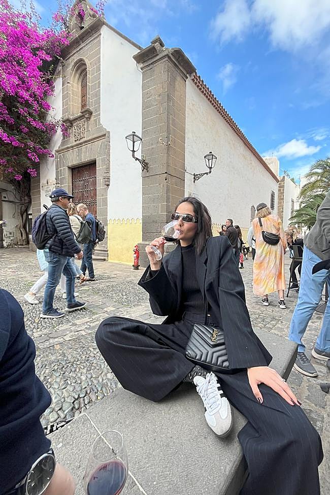 Marina García disfrutando de un vino en Bodega Colón