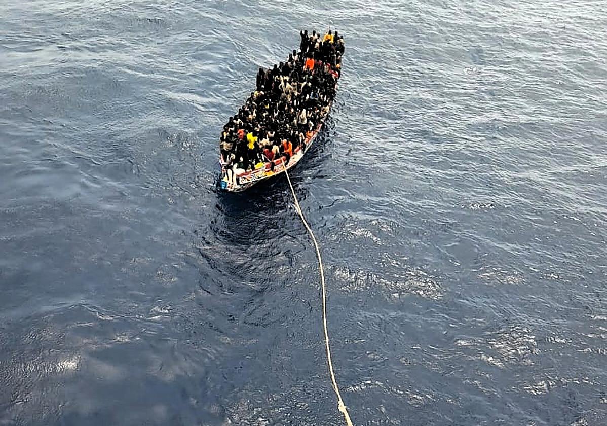 Imagen del cayuco publicada por Salvamento Marítimo el 24 de agosto.