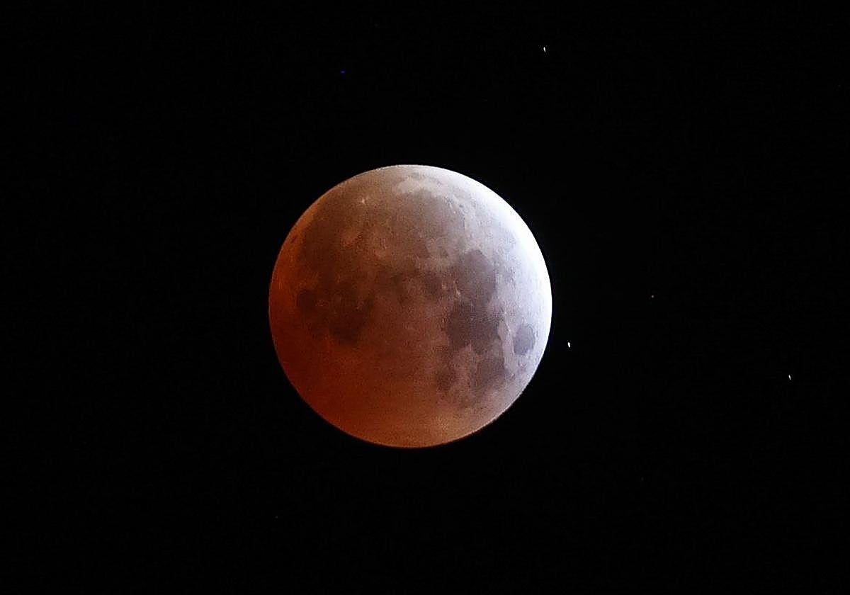 Foto de archivo de una Luna de sangre en un eclipse lunar.