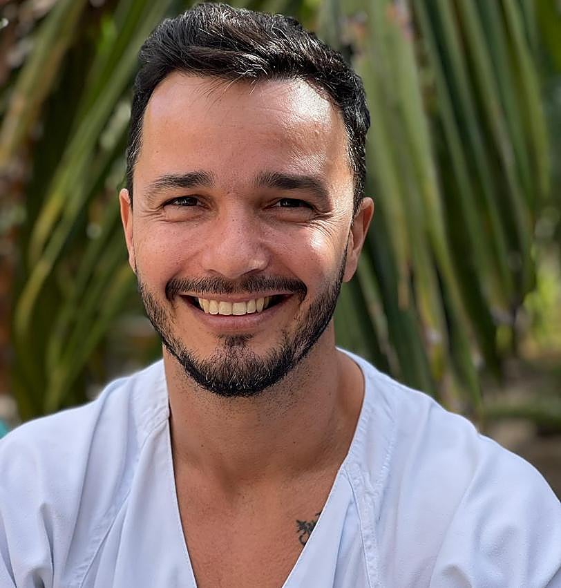 Imagen secundaria 1 - Imágenes del fisioterapeuta Isaac Padrón con pacientes con ictus