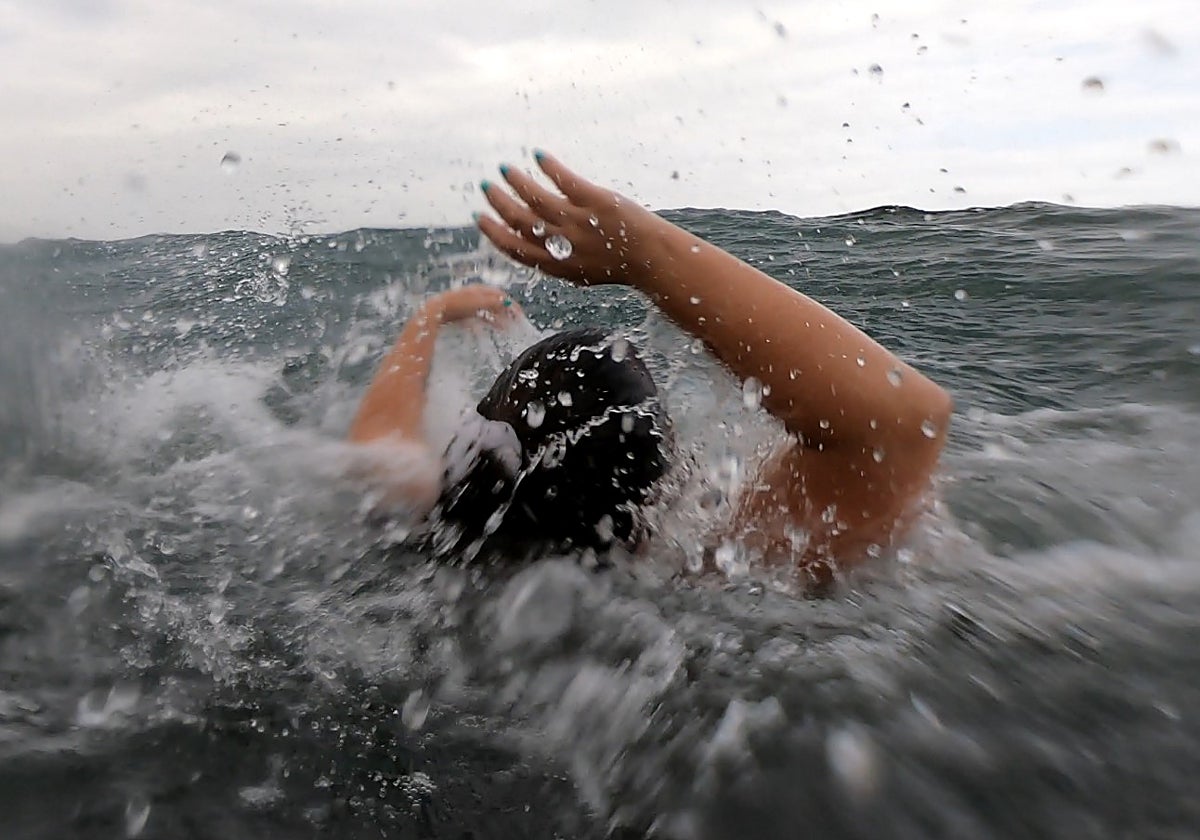 Imagen de un bañista en el agua.