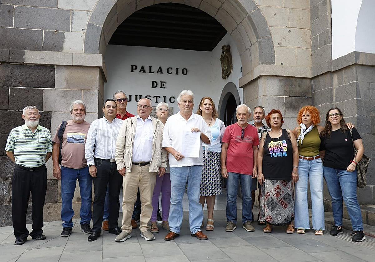 Representantes de los movimientos ciudadanos, políticos y sindicales que este viernes presentaron en la Fiscalía Superior de Canarias la denuncia contra Santiago Abascal.