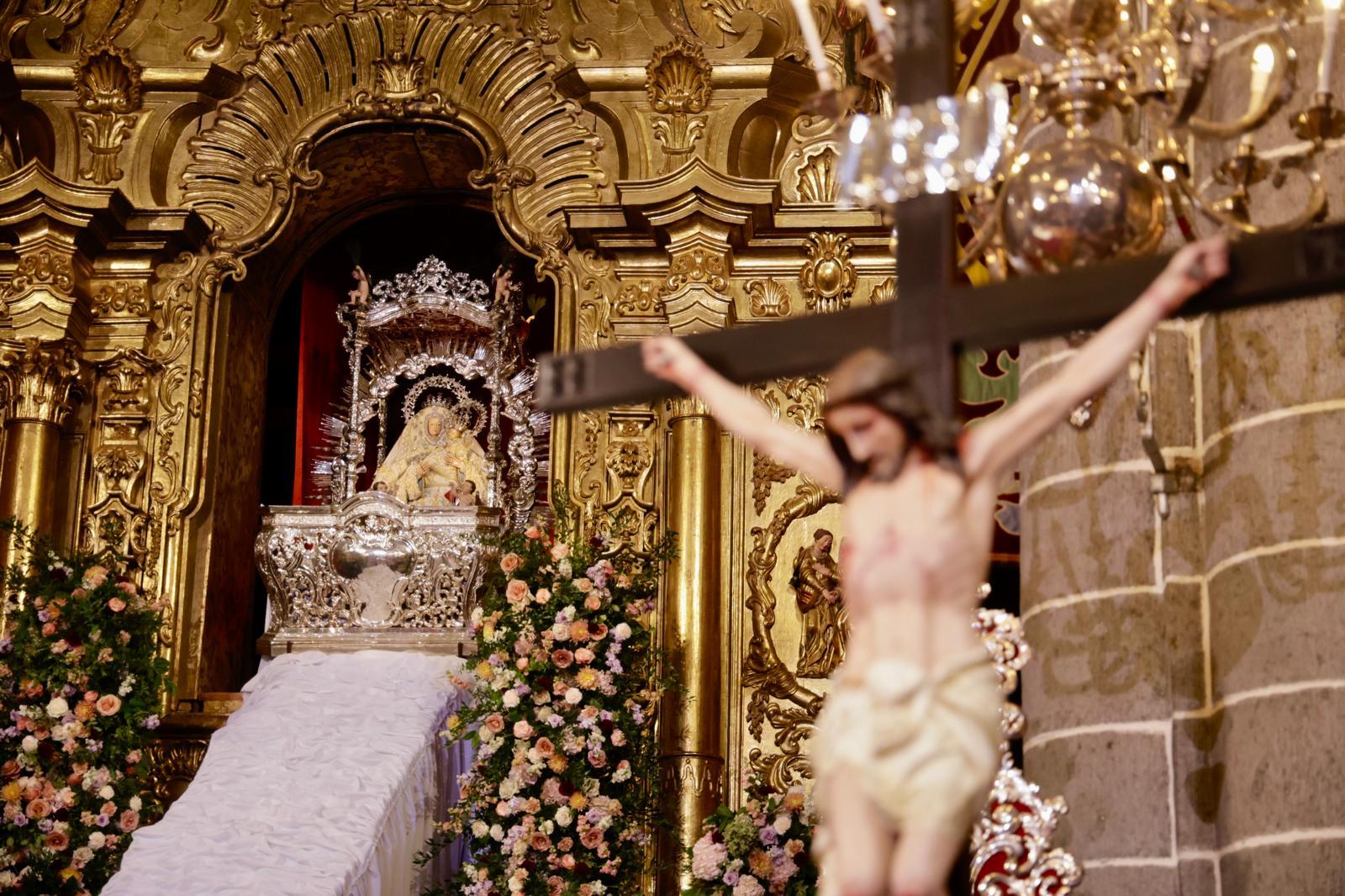 La bajada de la Virgen del Pino de su camarín, en imágenes