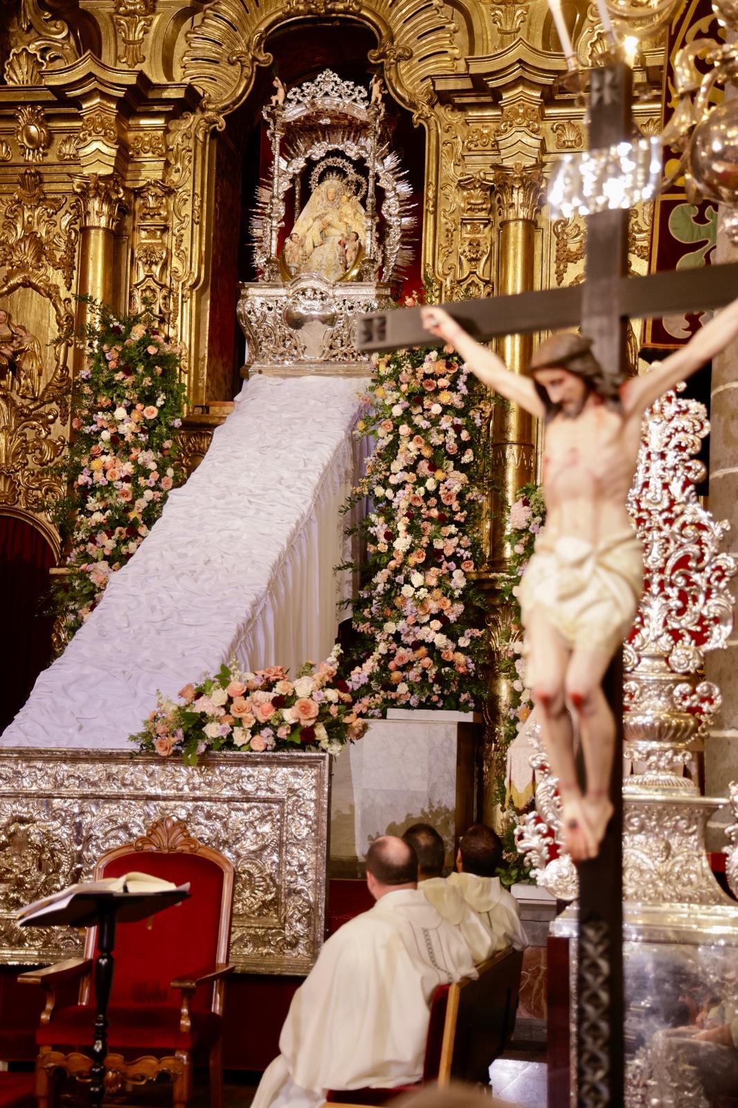 La bajada de la Virgen del Pino de su camarín, en imágenes