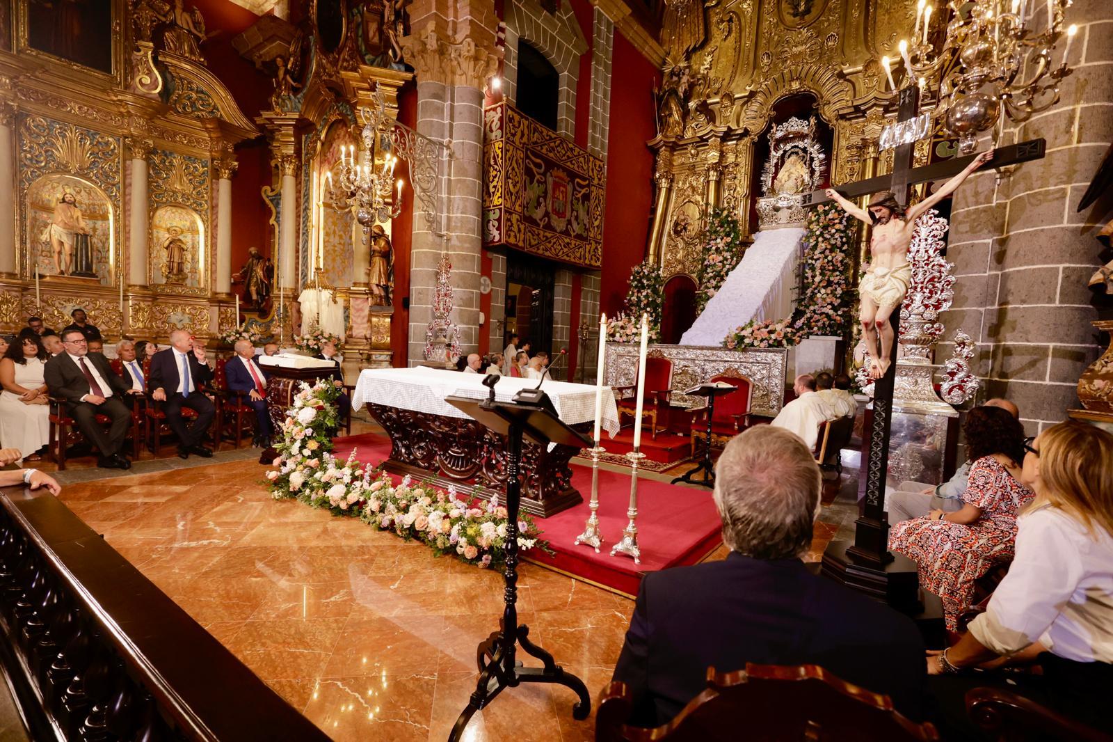 La bajada de la Virgen del Pino de su camarín, en imágenes