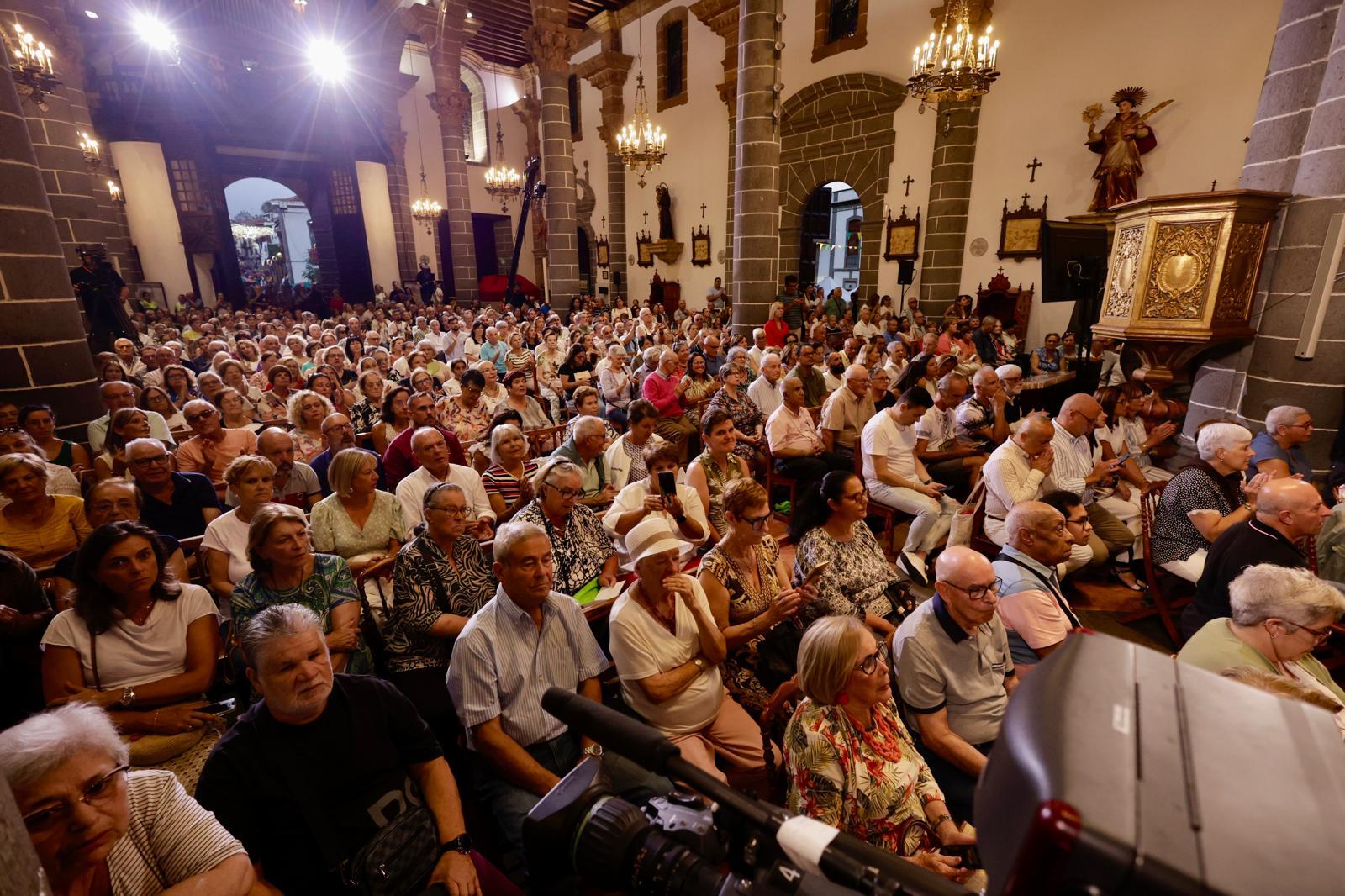 La bajada de la Virgen del Pino de su camarín, en imágenes