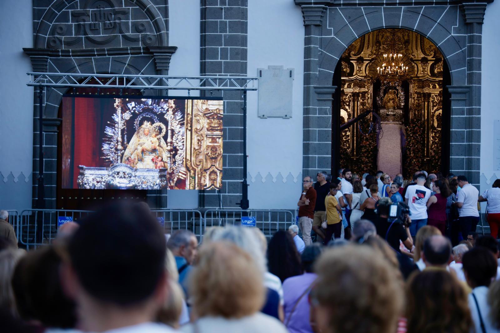La bajada de la Virgen del Pino de su camarín, en imágenes