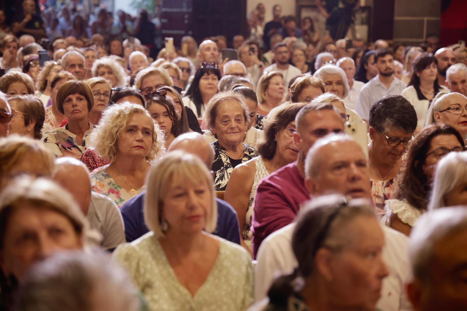 La bajada de la Virgen del Pino de su camarín, en imágenes