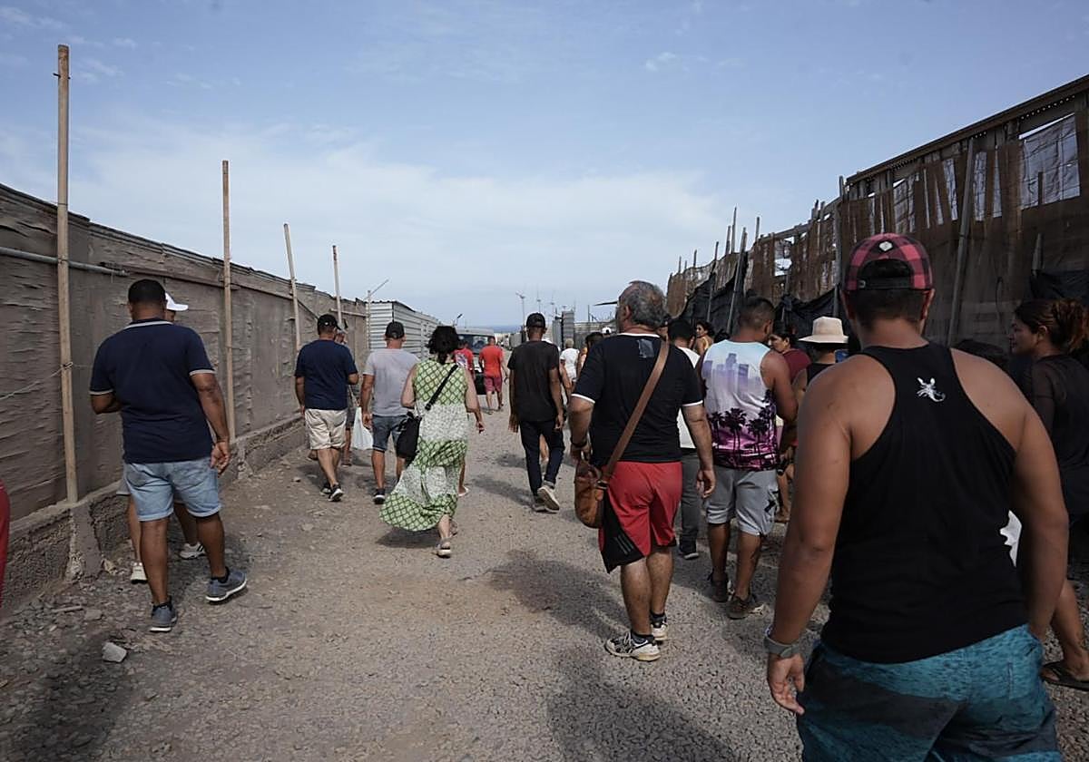 Algunos de los residentes en el poblado de Bahía de Formas el día que comenzó la intervención policial.