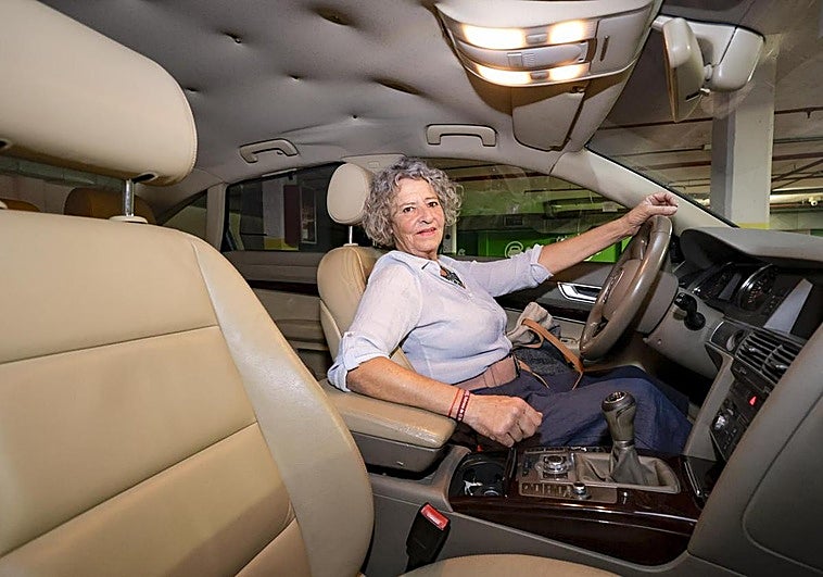 Rosalina Rosas, en uno de los vehículos con los que ha trabajado.