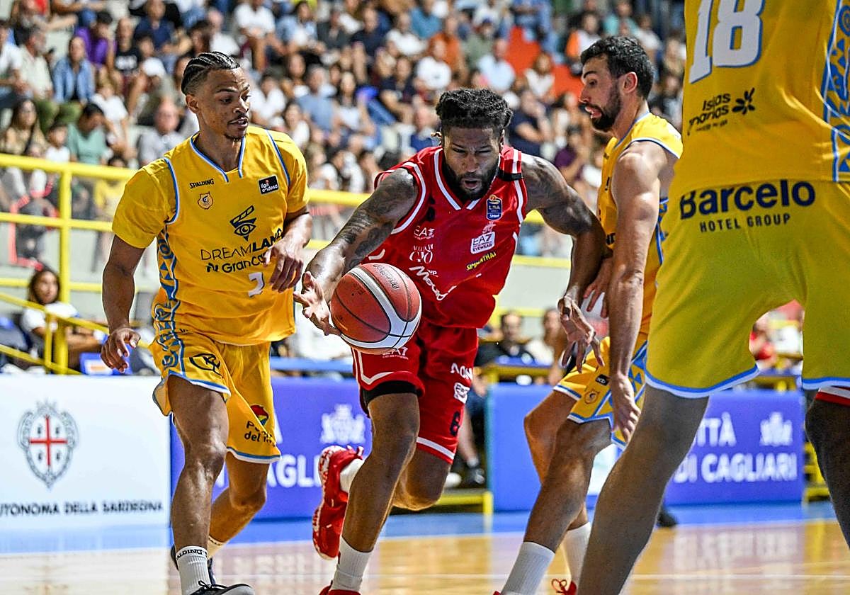 Wong -izquierda- y Pelos intentan frenar el ataque del Olimpia Milán en un duelo que se anotó de manera clara el conjunto italiano.