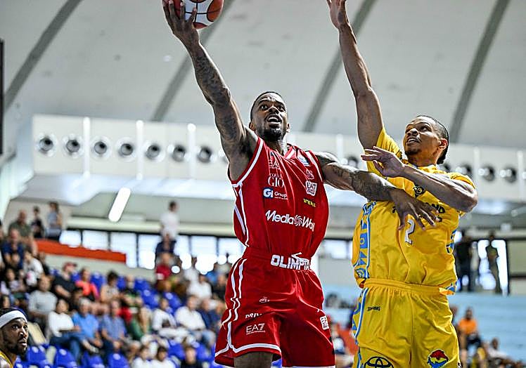 Lorenzo Brown, internacional con España, penetra en la zona amarilla ante la oposición de Wong.