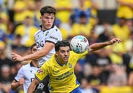 La UD Las Palmas y el Burgos ofrecieron un choque intenso pero de pocas florituras en El Plantío. En la imagen, Clemente despeja el esférico ante la amenaza de David González.