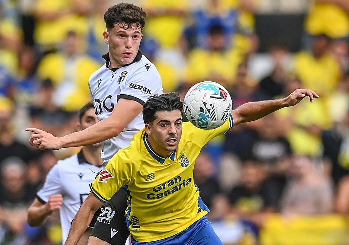 La UD Las Palmas y el Burgos ofrecieron un choque intenso pero de pocas florituras en El Plantío. En la imagen, Clemente despeja el esférico ante la amenaza de David González.