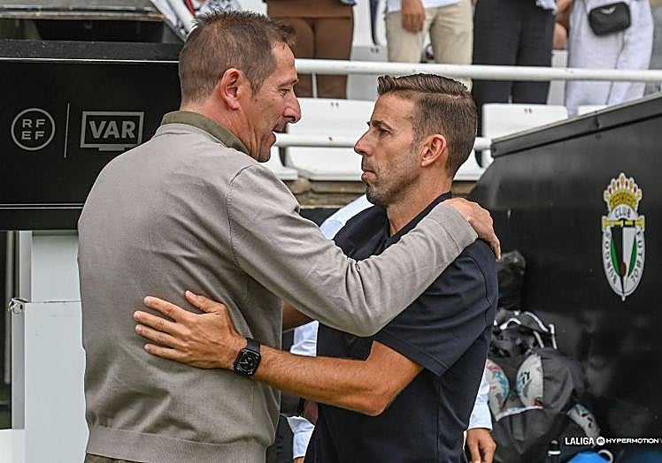 Ramis (Burgos( y Luis García (UD Las Palmas) se saludan antes del inicio del choque.