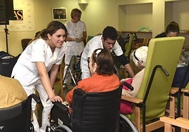 Imagen de archivo de trabajadores y usuarios del centro sociosanitario El Pino.