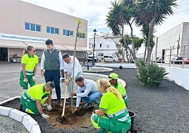 Plantación de árbol, con autoridades colaborando.