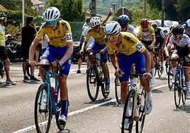 Ciclistas del equipo isleño, durante una prueba en esta temporada.