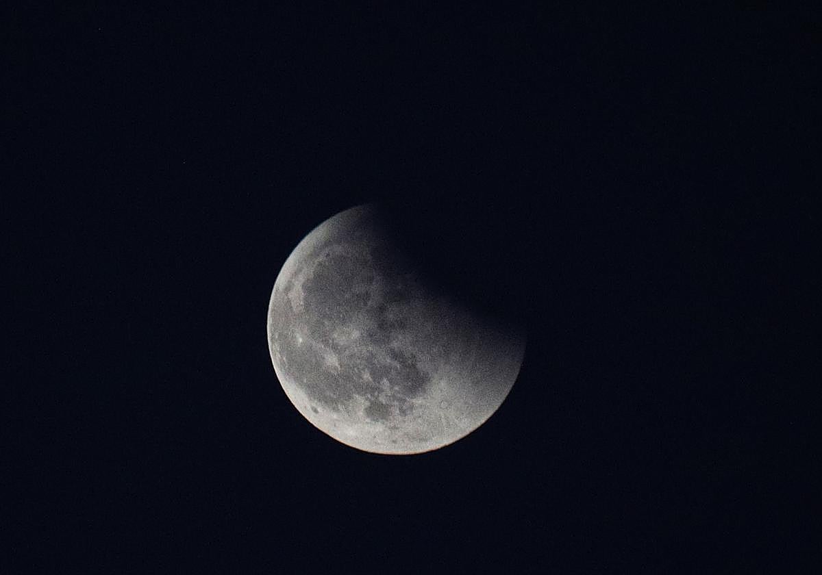 Eclipse total de Luna desde la zona alta de la Vega de San Mateo anoche.