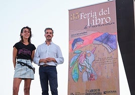 Peñita Gutiérrez firma el cartel anunciador de la Feria del Libro