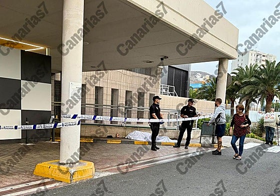 Imagen de agentes de la Policía Nacional junto al cuerpo sin vida encontrado a primera hora de este lunes a las puertas del Hospital Insular en Gran Canaria.
