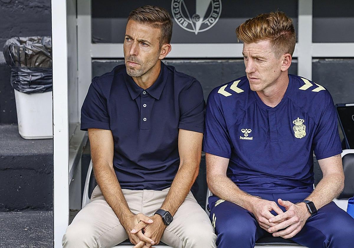 Luis García, en el banquillo de El Plantío con Mossa, su segundo.