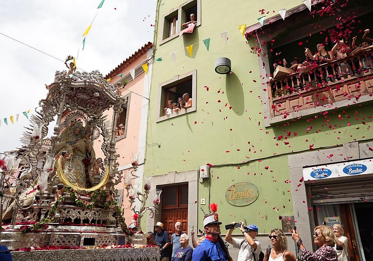 La Virgen del Pino, a su paso por una de las calles de Teror.